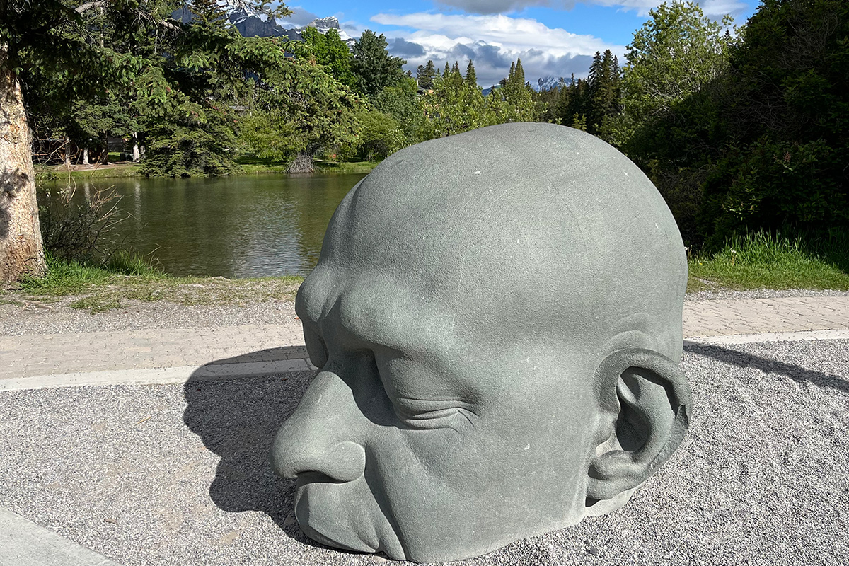 The Big Head Sculpture Canmore Kanada Kalliovuoret