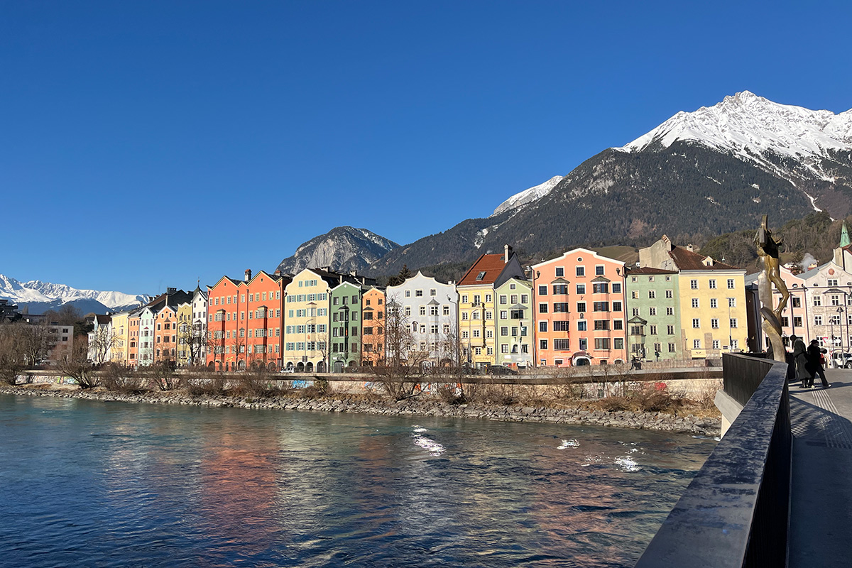 Joen rannan taloja Innsbruckissa